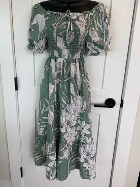 Sage green & white botanical Smocked Off-Shoulder Floral Midi Dress sz S/M
